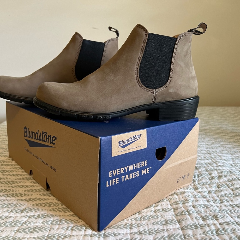 Blundstone nubeck ankle boots - WOMEN’s US size 9 UK/AU size 6. NEW in box!